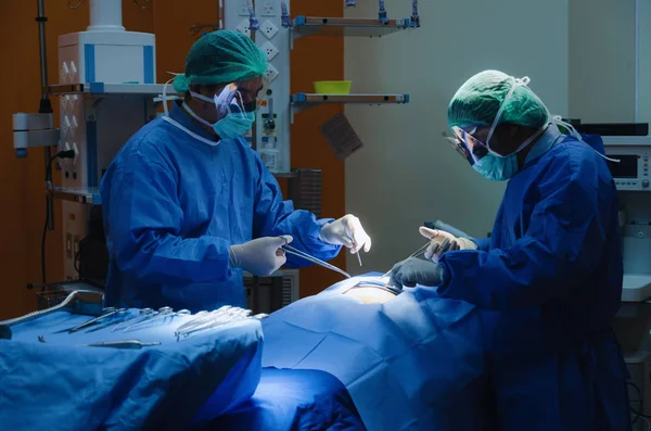 Група Докторів Помічників Хірургів Працюють Рятувального Пацієнта Операційній Кімнаті Лікарні — стокове фото