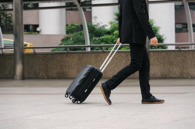 hareket yakışıklı genç iş adamı Havaalanı, seyahat, Bitirim, yaşam tarzı, moda ve tatil kavramı City seyahat büyük siyah Bagaj ile yürüme modern kıyafetli midsection