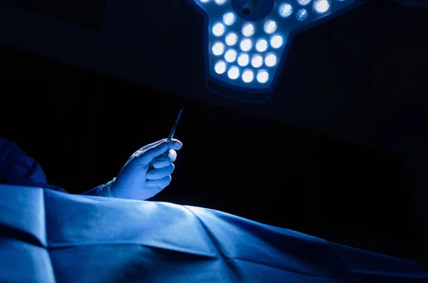 Mão Médico Segurando Bisturi Cirurgião Faca Trabalhar Com Paciente Cama — Fotografia de Stock