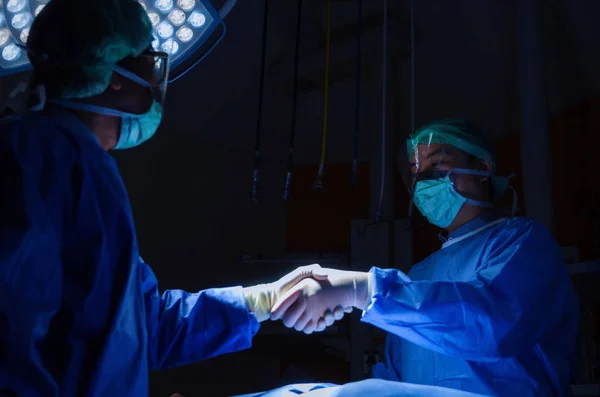 Movimento Médico Apertando Mãos Com Assistente Após Trabalho Para Paciente — Fotografia de Stock