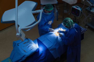 Kurtarma hasta hastane, acil durum, cerrahi, Medikal teknoloji, Sağlık Kanser ve hastalık tedavi kavramı operasyon odasında için doktor ve Yardımcısı cerrahlar Çalışma Grubu'nun Üstten Görünüm