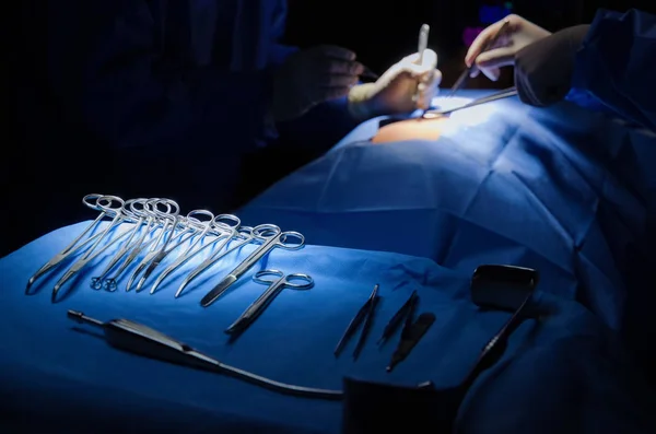 Хирургический Инструмент Лежащий Столе Время Группа Хирургов Работает Операционной Больнице — стоковое фото