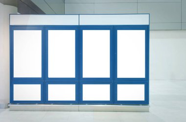 birçok kare reklam billboard veya boş vitrin ışıklı Havaalanı ve metro, ticari, pazarlama ve reklam kavramı, modern iç salonda metin iletisi veya medya içeriği için