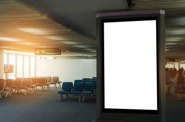 yukarıya dikey boş reklam billboard veya ışıklı vitrin havaalanında bekleyen insanlarla alay, alan metin mesajı veya medya içeriği, reklam, ticari ve pazarlama kavramı kopya