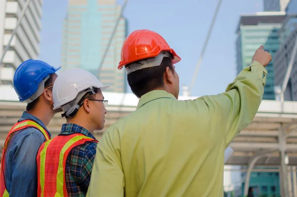 Back View Grupo Engenheiro Técnico Arquiteto Com Planejamento Capacete Segurança — Fotografia de Stock