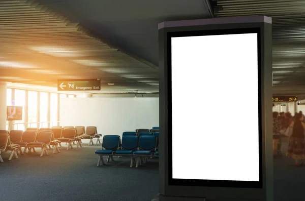 Макет Вертикального Пустого Рекламного Щита Светлого Ящика Людьми Ожидающими Аэропорту — стоковое фото
