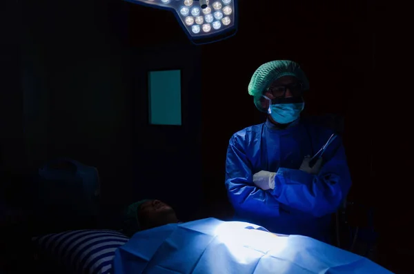 Oberarzt Chirurgie Arbeit Für Rettungspatient Auf Dem Bett Operationssaal Krankenhaus — Stockfoto
