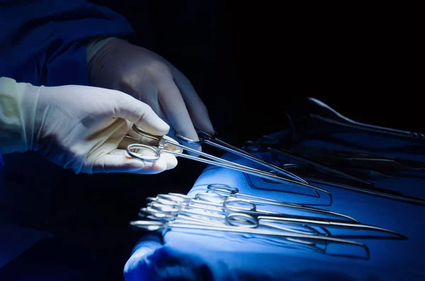 Primer Plano Cirujanos Toma Mano Tijeras Pinzas Instrumentos Quirúrgicos Mesa — Foto de Stock