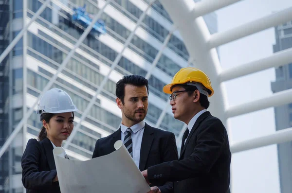 Grupo Mujeres Hombres Negocios Ingenieros Con Casco Seguridad Planificación Planos —  Fotos de Stock