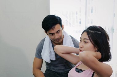 yakışıklı adam kişisel antrenör çekici genç Asyalı kadın istemci ince gövde sit yapıyor ile ups spor salonu, aşk çift, vücut geliştirmeci, sağlıklı yaşam, egzersiz fitness, egzersiz ve spor eğitim kavramı