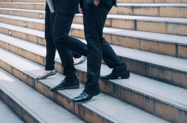 Grup genç iş adamları takım yürüyen hızlı aşağı merdiven olacak iş sabah anda şehir, kararlılık, güven, yaşam tarzı, ekip çalışması, Bitirim, büyümek ve başarılı konsept