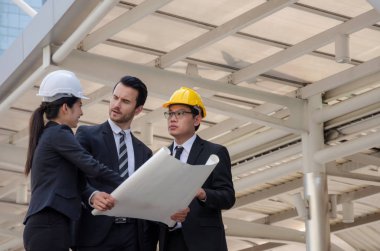 iş veya mühendisi kadın ve adam kask, planı oluşturma ve modern şehir, inşaat, sanayi, işlerinde kontrol yeni proje hakkında planlama planı ile grup başarılı konsept