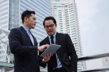 söz ve finans haberleri içinde hareket eden hakkında bilgi okuma iki iş Asya akıllı delikanlı tablet birlikte ayakta modern şehir, ağ teknolojisi, Internet, başarılı, ekip çalışması kavramı