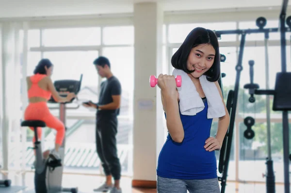 아시아 사람들이 라이프 스타일 스포츠 개념으로 아침에 체육관에서 아령과 연습을 — 스톡 사진