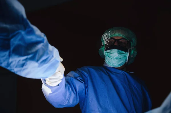 医生在医院 急诊室 医疗技术 保健癌症和疾病治疗理念下 在手术室抢救病人后 与助手握手 — 图库照片