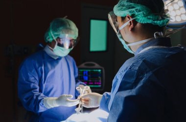 İş kurtarma hasta hastane, acil durum, cerrahi, Medikal teknoloji, sağlık kanser, hastalık kavramı operasyon odasında için doktor ve asistan cerrah cerrahi alet el gönderme