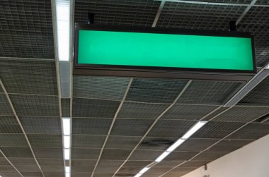 boş reklam billboard veya ışıklı vitrin Havaalanı veya metro tren istasyonunda duvarda asılı, metin mesajı veya medya içeriği, reklam, ticari ve pazarlama kavramı için alanı Kopyala