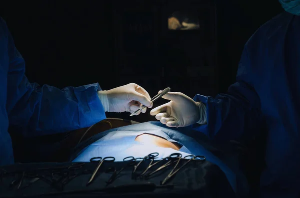 Médico Cirurgião Assistente Enviando Instrumento Cirúrgico Para Trabalho Mão Para — Fotografia de Stock