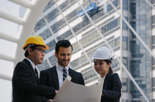 Grupo Mujeres Hombres Negocios Ingenieros Con Casco Seguridad Planificación Planos —  Fotos de Stock