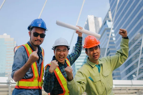 Grupo Ingenieros Técnicos Arquitectos Que Planean Sobre Nuevo Plan Construcción —  Fotos de Stock