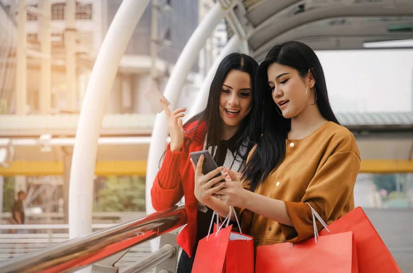 Dos Hermosa Alegre Mujer Joven Asiática Caucásica Con Teléfono Inteligente — Foto de Stock