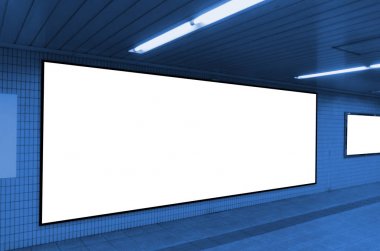 büyük boş reklam Pano duvar kopya alanı için kısa mesaj veya medya ve içerik metro ile tren istasyonu veya Havaalanı, bilgi yönetim kurulu, afiş, pazarlama ve reklam kavramı