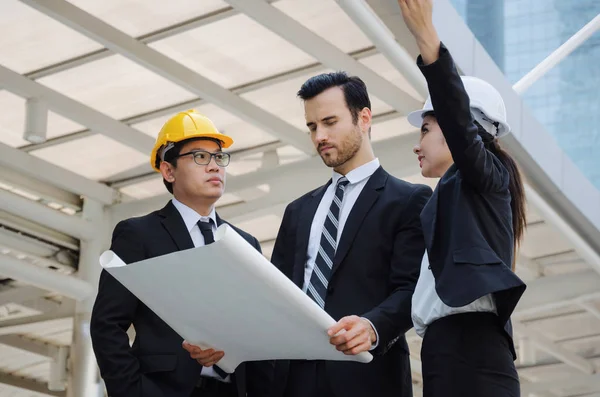 Grupo Mujeres Hombres Negocios Ingenieros Con Casco Seguridad Planificación Planos —  Fotos de Stock