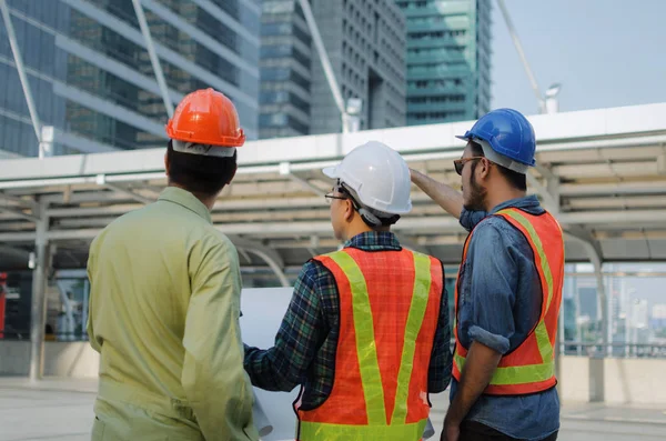 Grupo Vista Posterior Ingeniero Técnico Arquitecto Con Planificación Del Casco —  Fotos de Stock