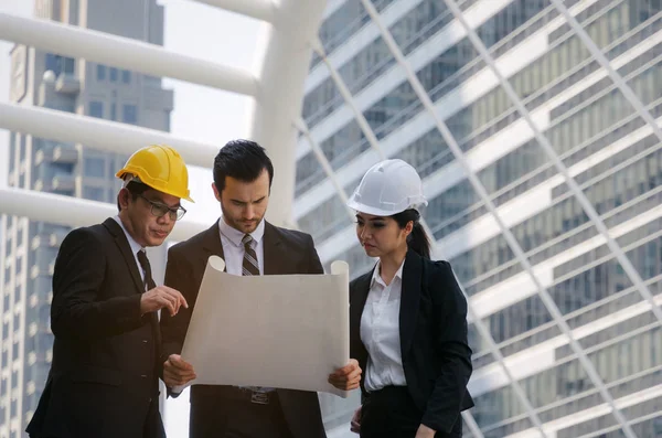 Grupo Mujeres Hombres Negocios Ingenieros Con Casco Seguridad Planificación Planos —  Fotos de Stock