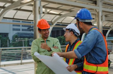 grup mühendis, teknisyen ve mimar ile modern şehir bina arka plan, şantiye, işletme, endüstri ve işçi kavramı planı plan bina hakkında planlama güvenlik kask