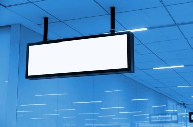 boş reklam billboard veya ışıklı vitrin Havaalanı veya metro duvara asılı, metin mesajı veya medya içeriği, reklam, ticari, pazarlama kavramı, mavi renk tonu için alanı Kopyala