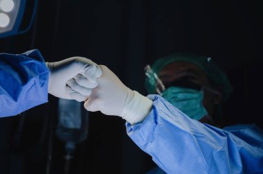 Doktor ve Yardımcısı cerrah elleri kurtarma hasta hastane, acil durum, cerrahi, Medikal teknoloji, kanser ve hastalık tedavi kavramı operasyon odasında için işten sonra birleştirmek