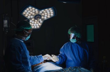 İş kurtarma hasta hastane, acil durum, cerrahi, Medikal teknoloji, sağlık kanser, hastalık kavramı operasyon odasında için doktor ve asistan cerrah cerrahi alet el gönderme