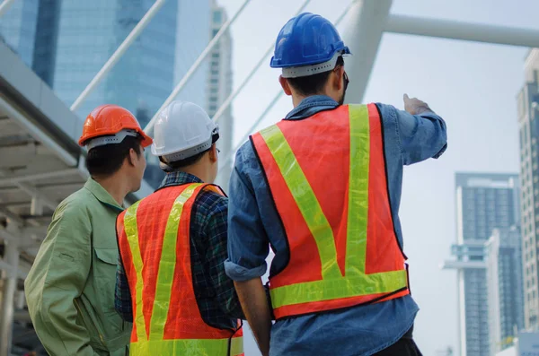 エンジニア 技術者や建築家建築の近代的な都市建設の背景 建設現場 産業と労働者の概念設計と計画に関する計画安全ヘルメットの背面図グループ — ストック写真