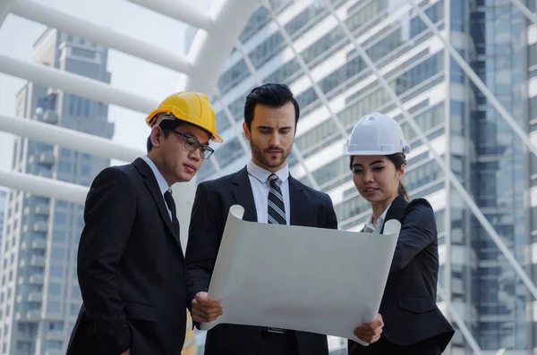 Grupo Mujeres Hombres Negocios Ingenieros Con Casco Seguridad Planificación Planos —  Fotos de Stock