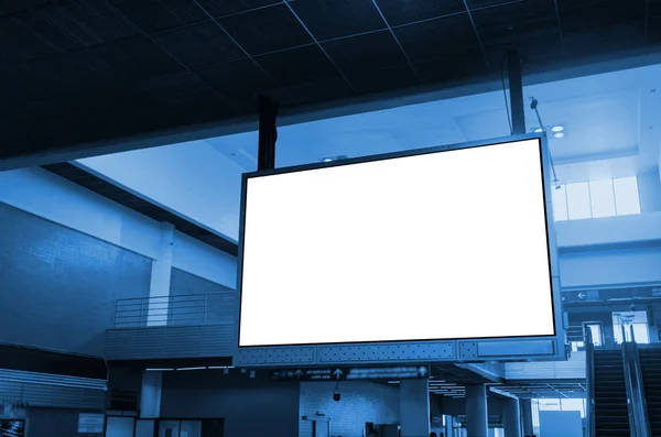 büyük lcd tv ekran, boş reklam billboard veya ışıklı vitrin Havaalanı veya metro tren istasyonu, kopya metin mesajı veya medya içeriği, reklam, pazarlama kavramı, ticari alan