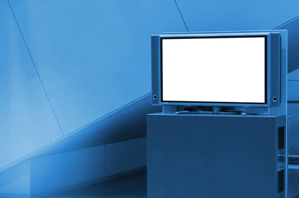 広告看板の白い画面に空港や地下鉄駅 商業コンセプト 青のトーンでテキスト メッセージやメディア コンテンツをあなたのための空白のショーケース ライト ボックス スタンドに液晶テレビ — ストック写真