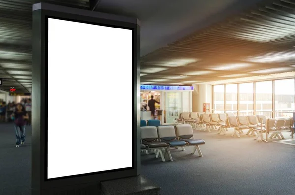 Dikey Boş Reklam Billboard Veya Işıklı Vitrin Havaalanı Nda Bekleyen — Stok fotoğraf