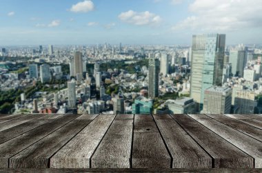 arka planda iş bölgesi cityscape görünümünden modern bina ile boş gri ahşap masa veya ahşap teras, ürün veya nesne sunum ve reklam konsepti görüntülemek için kopya alanı