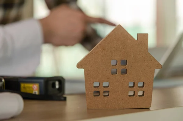 Houten Huismodel Het Werkbureau Met Bouwvakkers Aan Het Werk Voor — Stockfoto