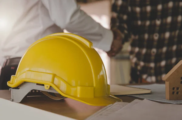 Casco Seguridad Amarillo Escritorio Del Lugar Trabajo Con Las Manos —  Fotos de Stock