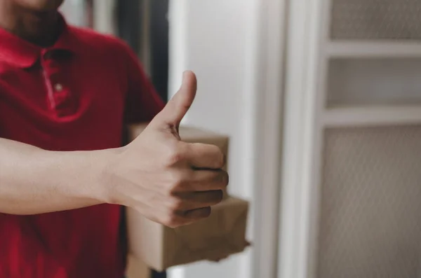 Lieferservice Mann Roter Uniform Zeigt Daumen Hoch Und Hält Paketbriefkasten — Stockfoto