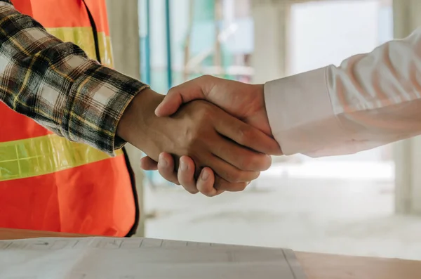 Contratista Del Equipo Trabajadores Construcción Sacudida Manos Después Terminar Una —  Fotos de Stock