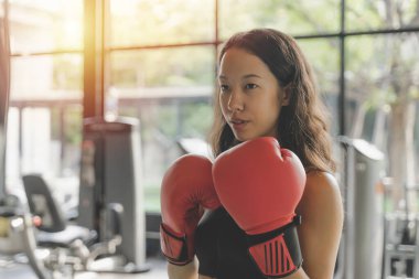 Spor salonu, egzersiz, vücut geliştirme, egzersiz, egzersiz, egzersiz, egzersiz, vücut geliştirme, egzersiz, spor ve spor konseptinde antrenman yapan genç ve güçlü bir kadın boksör.