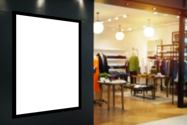 dijital reklam ışığı kutusu, mesajınız için boş reklam panosu ya da bulanık resimli medya içeriği alışveriş merkezi, ticari, pazarlama konsepti içinde popüler moda mağazası vitrini