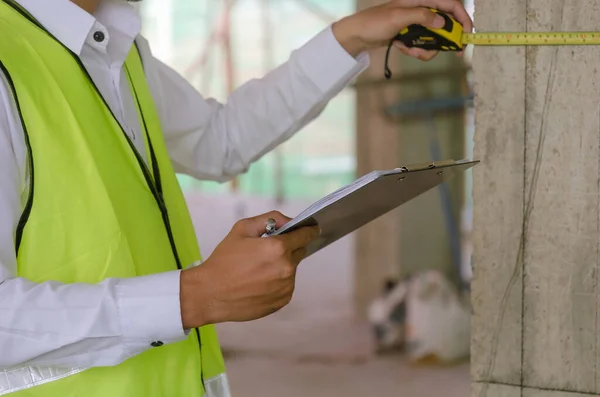 Construção Jovem Empreiteiro Engenheiro Inspetor Verificando Inspecionando Com Prancheta Fita — Fotografia de Stock