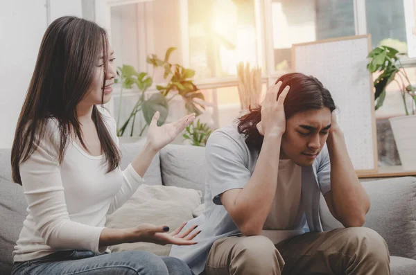 Enojado Joven Asiático Esposa Teniendo Pelea Sentado Sofá Luchando Con — Foto de Stock