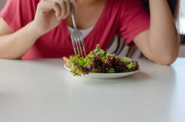 Dieta Asiatice Tinere Destul Femeie Plictisit Emoție Refuză Mănânce Salată — Fotografie, imagine de stoc