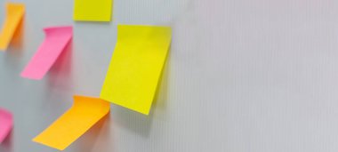 Panoramik afiş kopyalama alanı. Ofisteki beyaz tahta arka plan, iş toplantısı, yaratıcı fikir, dijital çevrimiçi pazarlama ve iş dünyasındaki finansal konsept üzerine bir sürü boş renkli sayfa yapışkan kağıt.