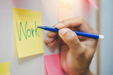 Çalış. İş kadını el yazısı ve renkli kağıtlar ev ofisinin arka planı üzerine yapışkan not kağıdı, iş toplantısı, beyin fırtınası, yaratıcı, dijital çevrimiçi pazarlama, finansal konsept